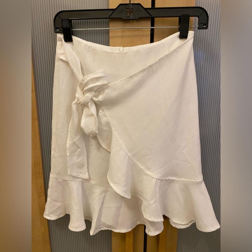 Eight Paris ruffled faux wrap skirt in white color Size Small